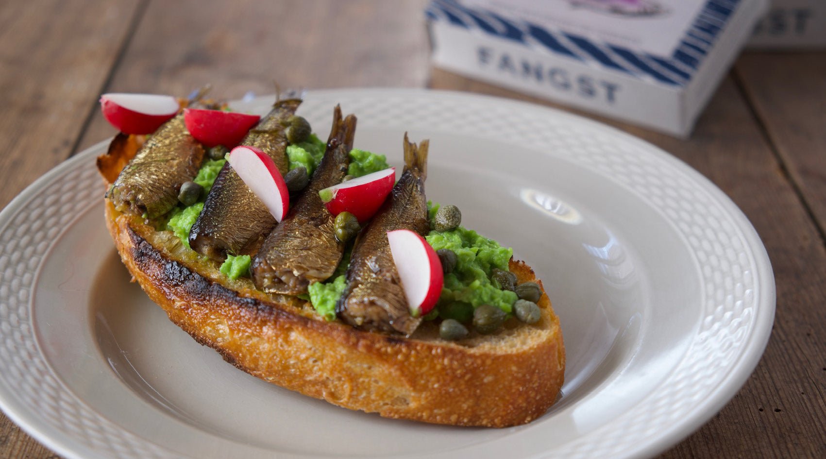 Nordic sardines on green pea puree - FANGST