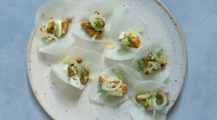 Blåmusslor med kålrabbi, färskost och dill