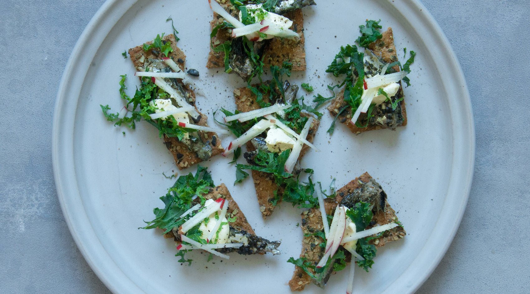 Nordic sardines on crispbread, apple and green cabbage - FANGST